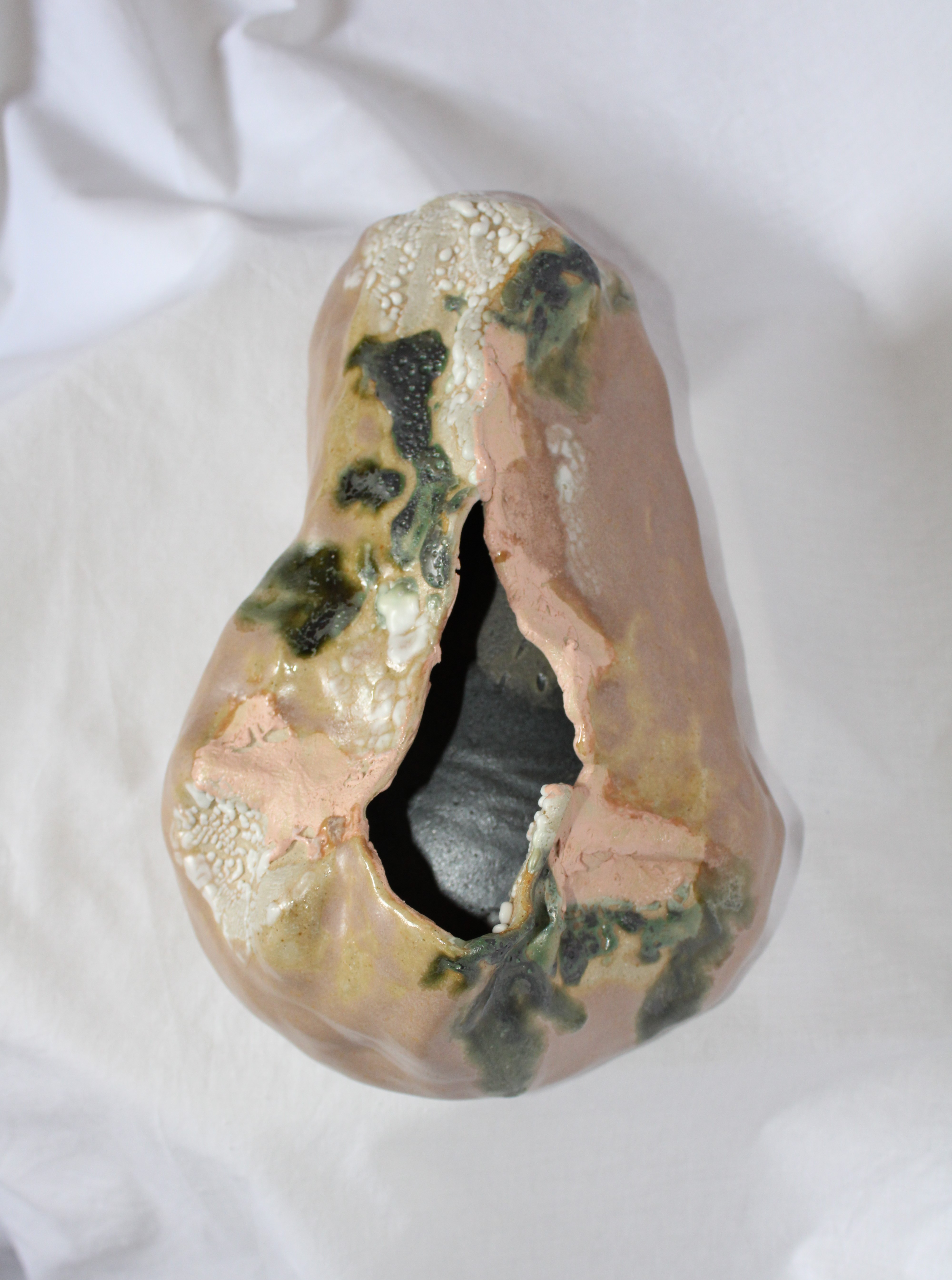 Suspendue, la petite